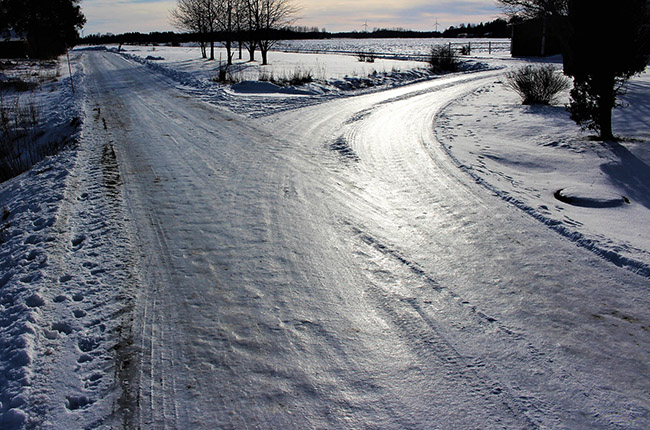 Halkbekämpning genom sandning minskar riskerna under vintern i Stockholm.